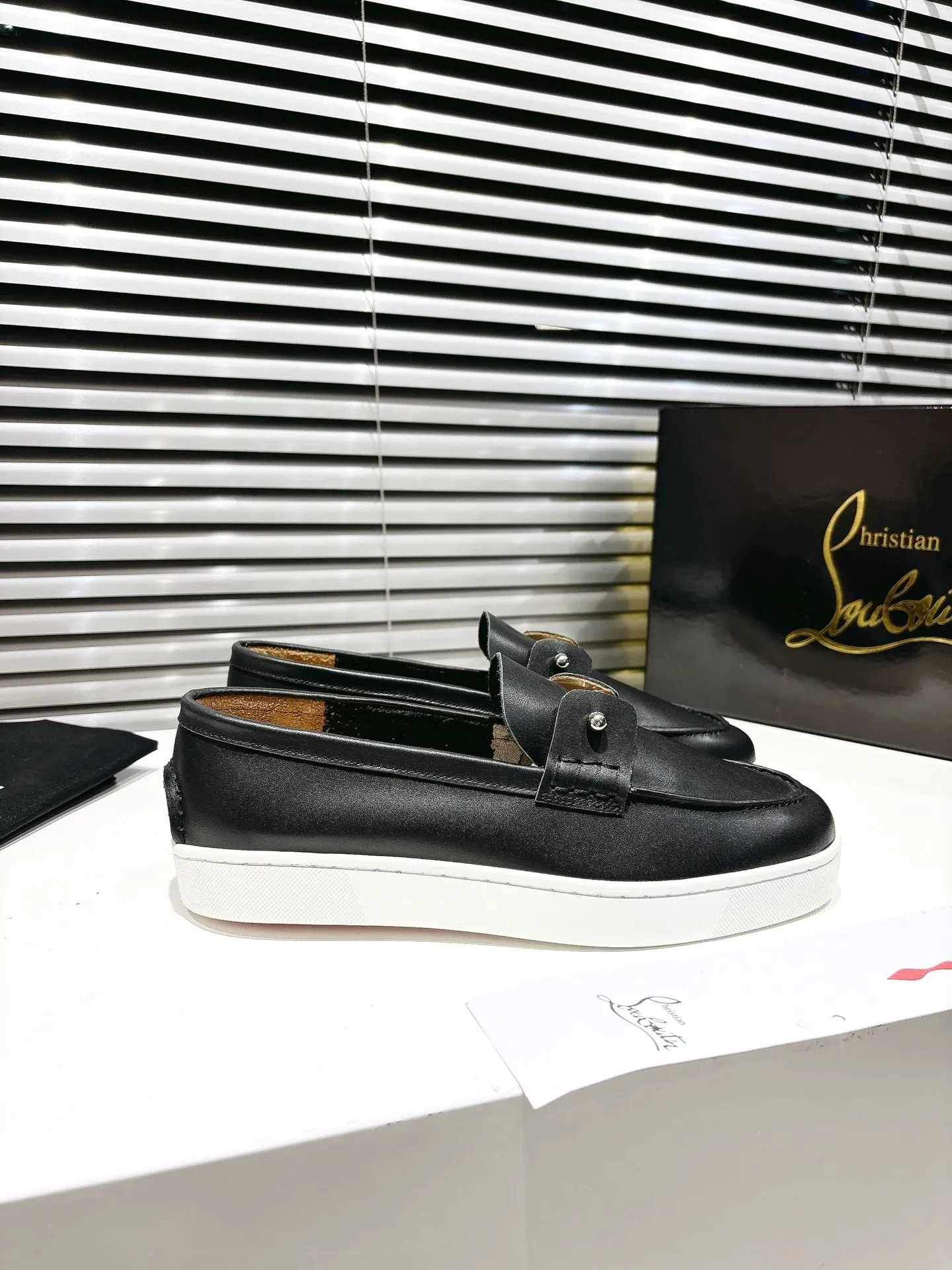 👟👟Ex-factory price 680👟👟 ╔Loft beaded black leather cover╗ ·Top version customization·2025𝐬𝐬 𝑪𝒉𝒓𝒊𝒔𝒕𝒊𝒂𝒏 𝑳𝒐𝒖𝒃𝒐𝒖𝒕𝒊𝒏 ▪️No matter the last shape, fabric, diamonds, nails, lining, outsole, they are as close as possible to ZP... ▪️The original sole is specially provided by the original factory ▪️The lining is imported water-dyed cowhide ▪️Private customization time is about 3-7 days —————— Size: Women's 35M-41M Men's 38M-47M, half size can be customized
